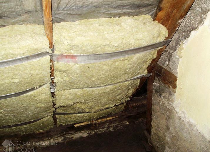 крепление утеплителя между стропилами