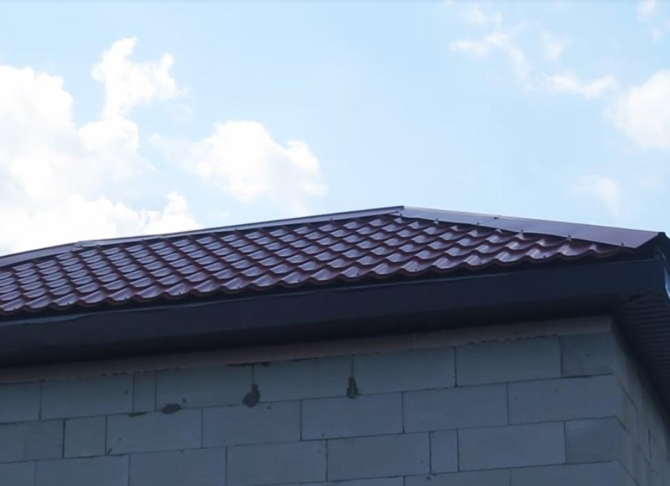 карниз для полувальмовой крыши