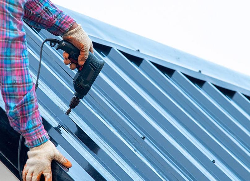 как положить профнастил на крышу ровно