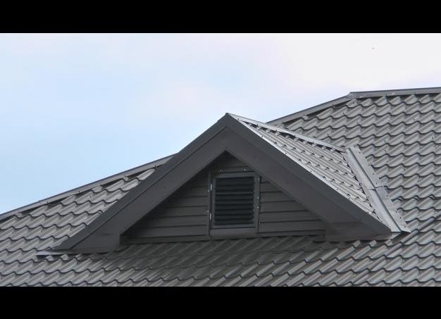 вальмовая крыша со слуховым окном