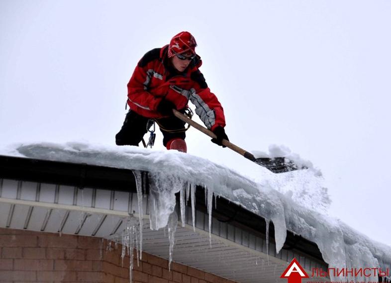 способы очистки крыши от снега