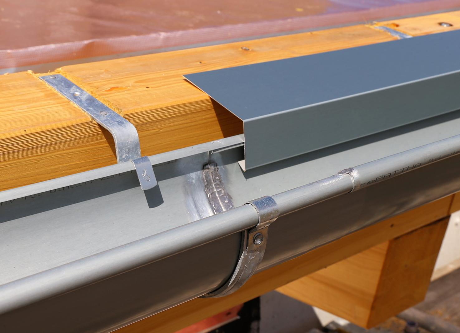 для чего нужен капельник на кровле