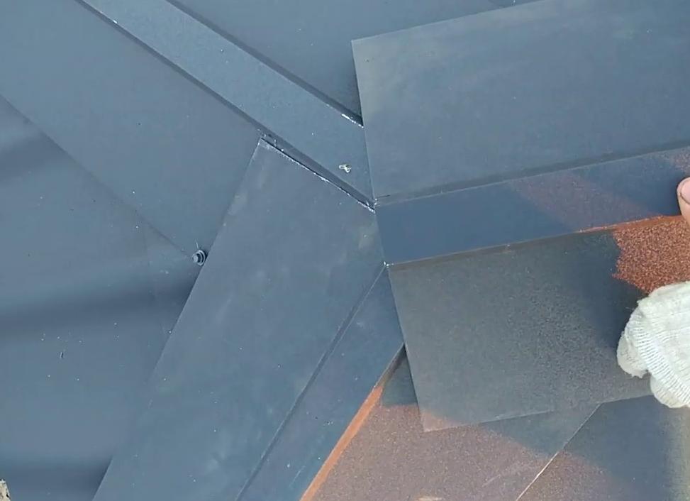 стыковка коньков на вальмовой крыше